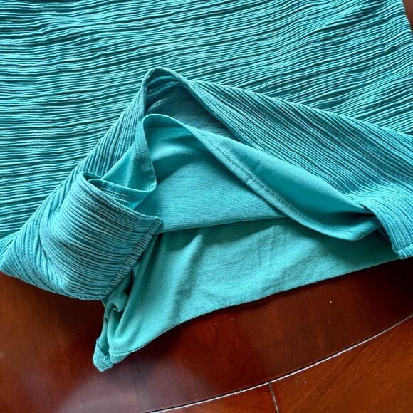 Ann Taylor Textured Blouse, Size Medium, Perfect for Layering for Business - Picture 6 of 8